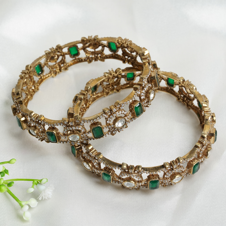 VICTORIAN BANGLE WITH EMERALD STONE