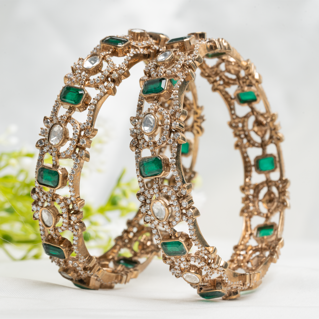 VICTORIAN BANGLE WITH EMERALD STONE