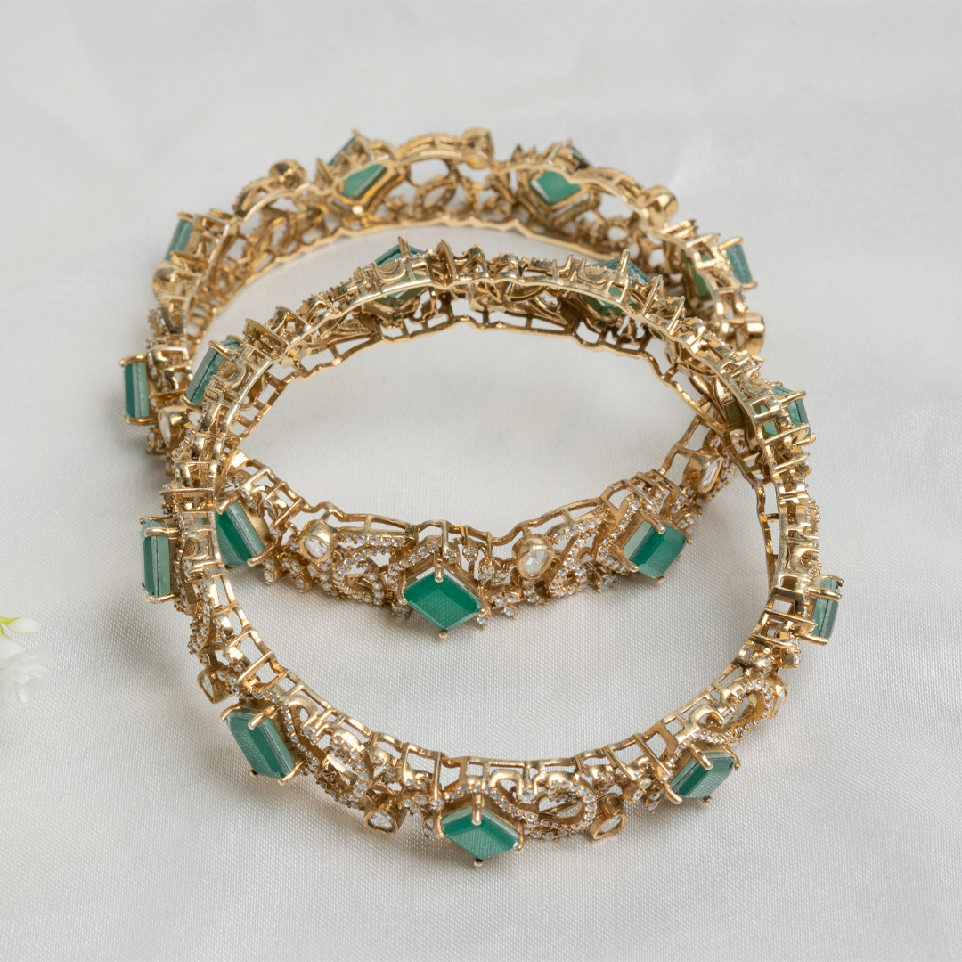 VICTORIAN BANGLE WITH EMERALD STONE