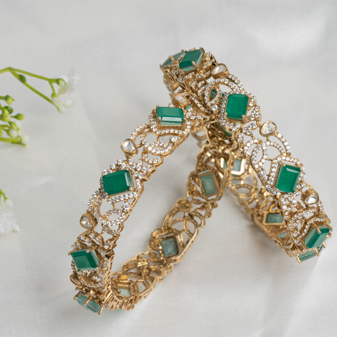 VICTORIAN BANGLE WITH EMERALD STONE